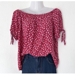 Haut  rouge avec des fleurs blanches